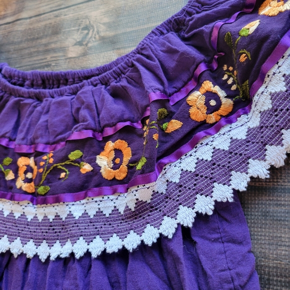 Embriodered Top! 😍 - Picture 3 of 3